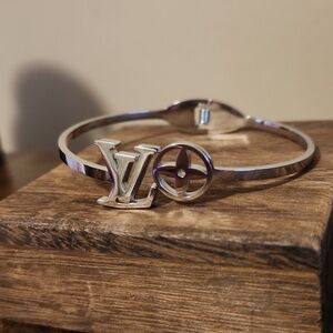 NWOT LADIES BANGLE BRACELET